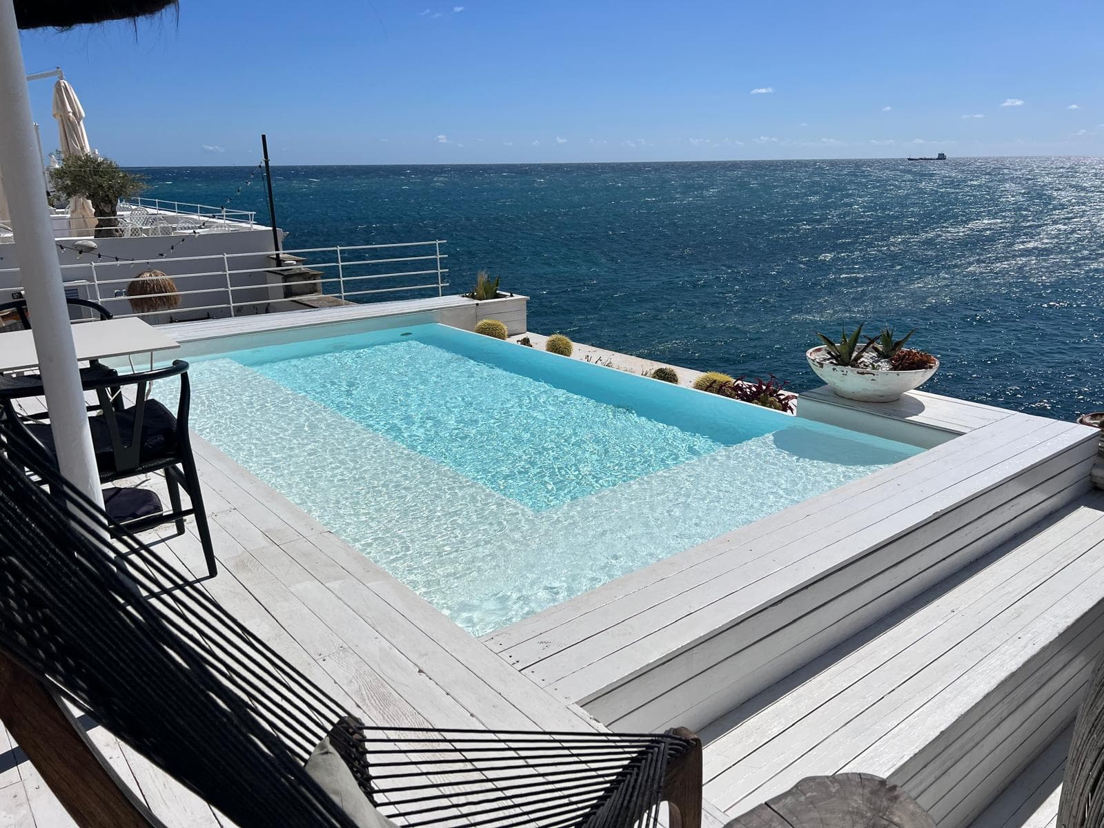 Piscina a sfioro con sedute vista mare