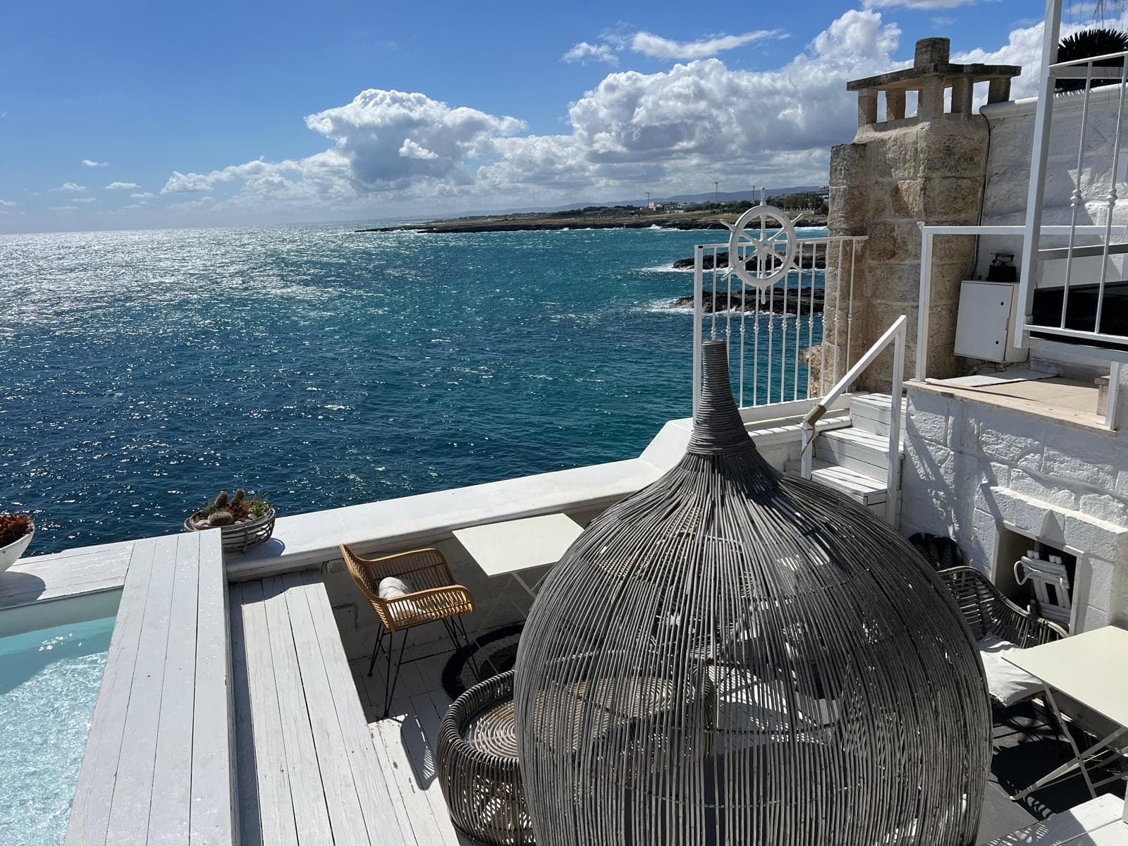 Sedute in rattan e lampada vista mare