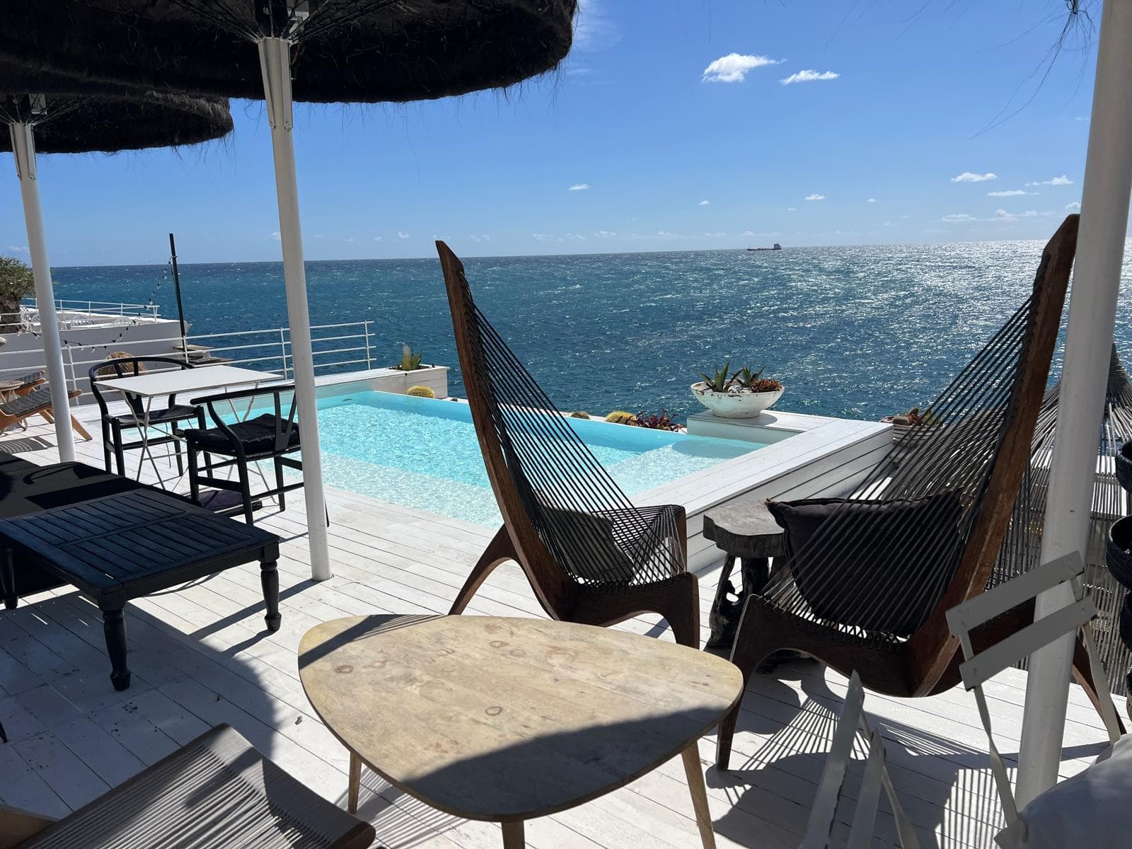 Bar con piscina sul mare — lettini e amache