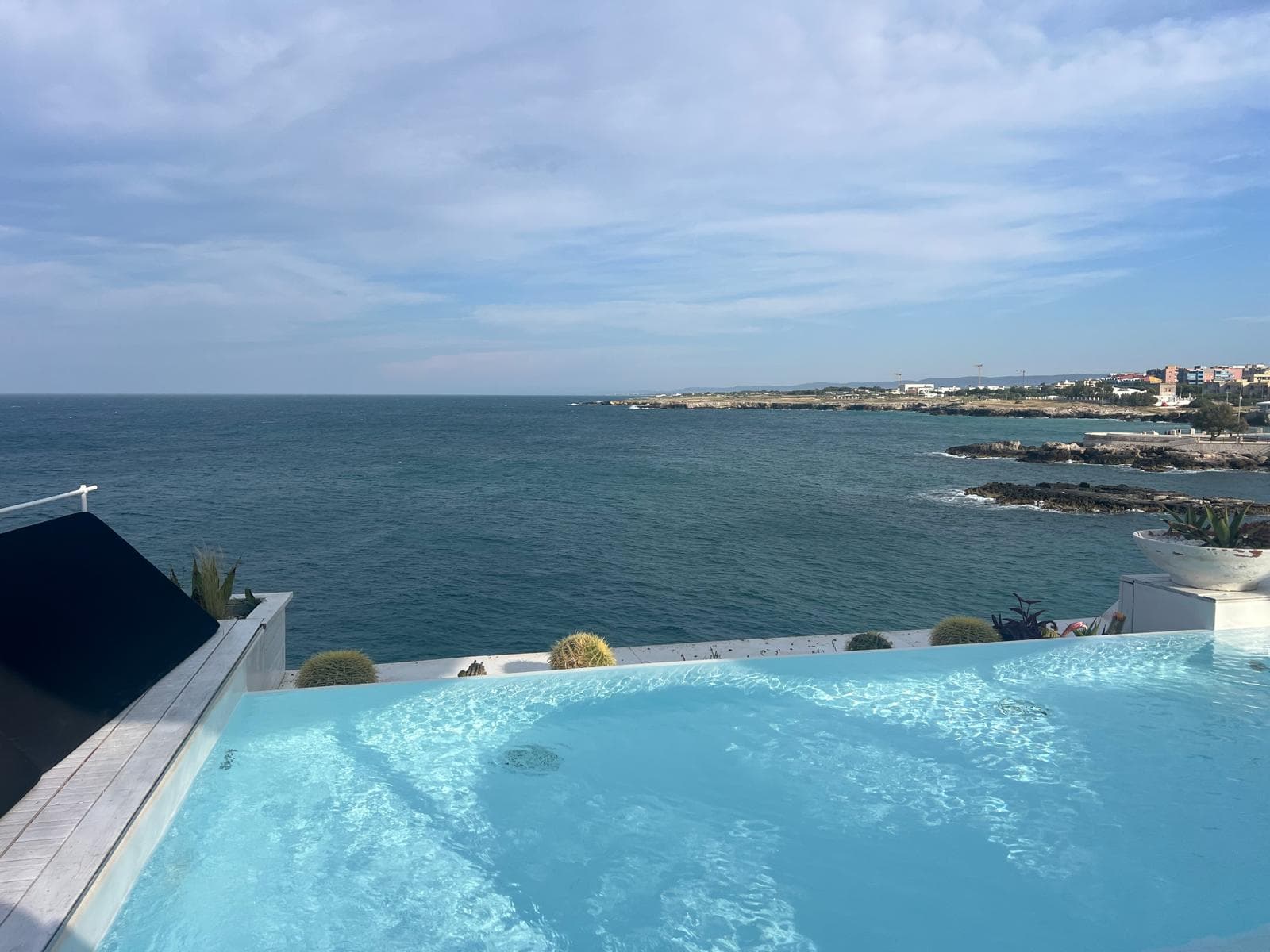 Vasca idromassaggio con vista sul mare