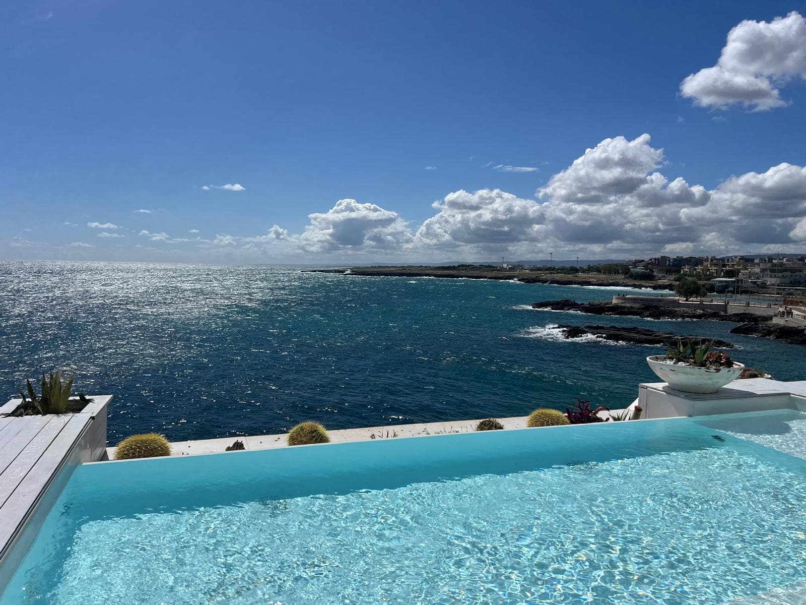Piscina a sfioro e orizzonte sul mare