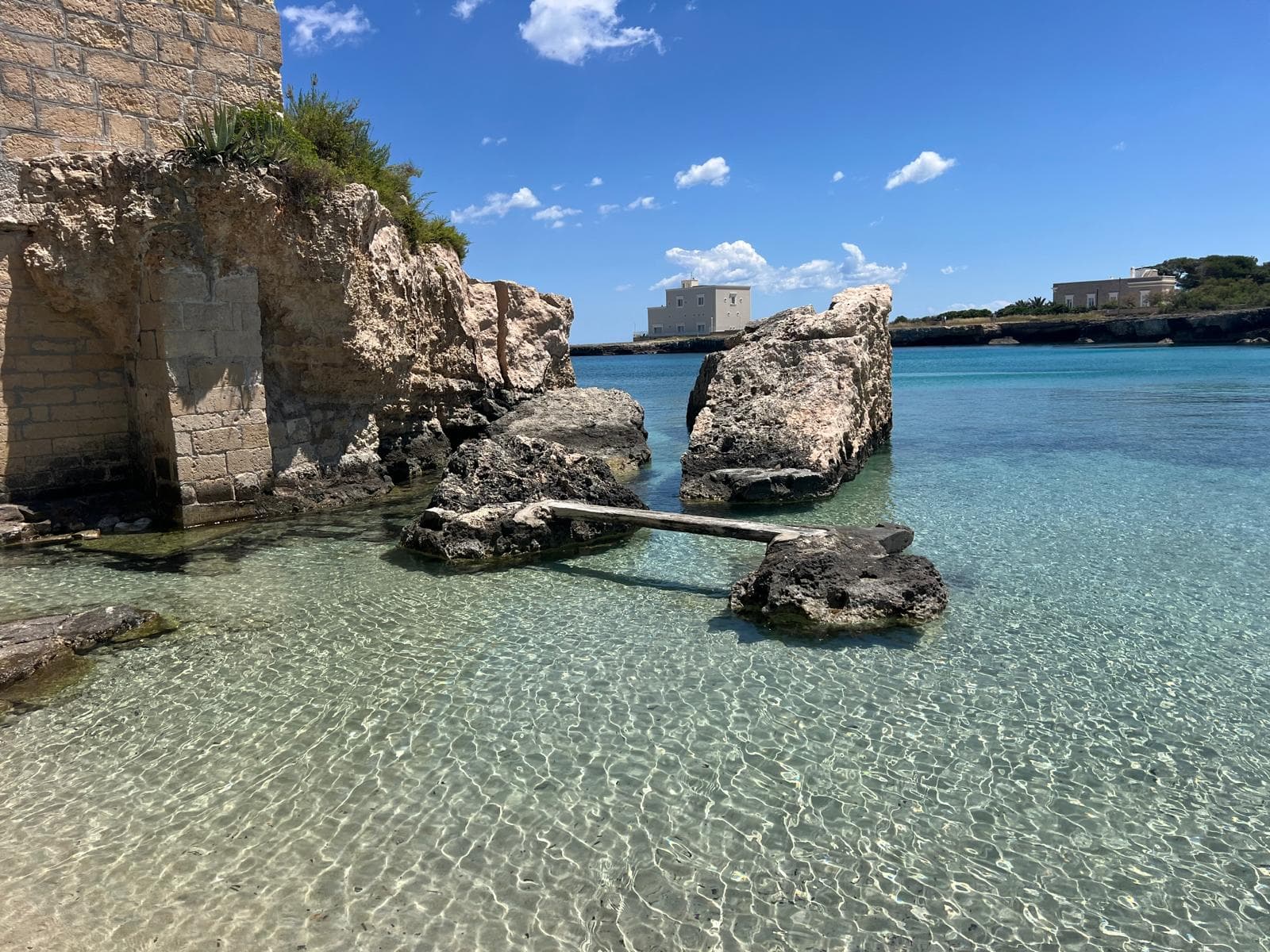 Cala d'acqua cristallina tra le rocce