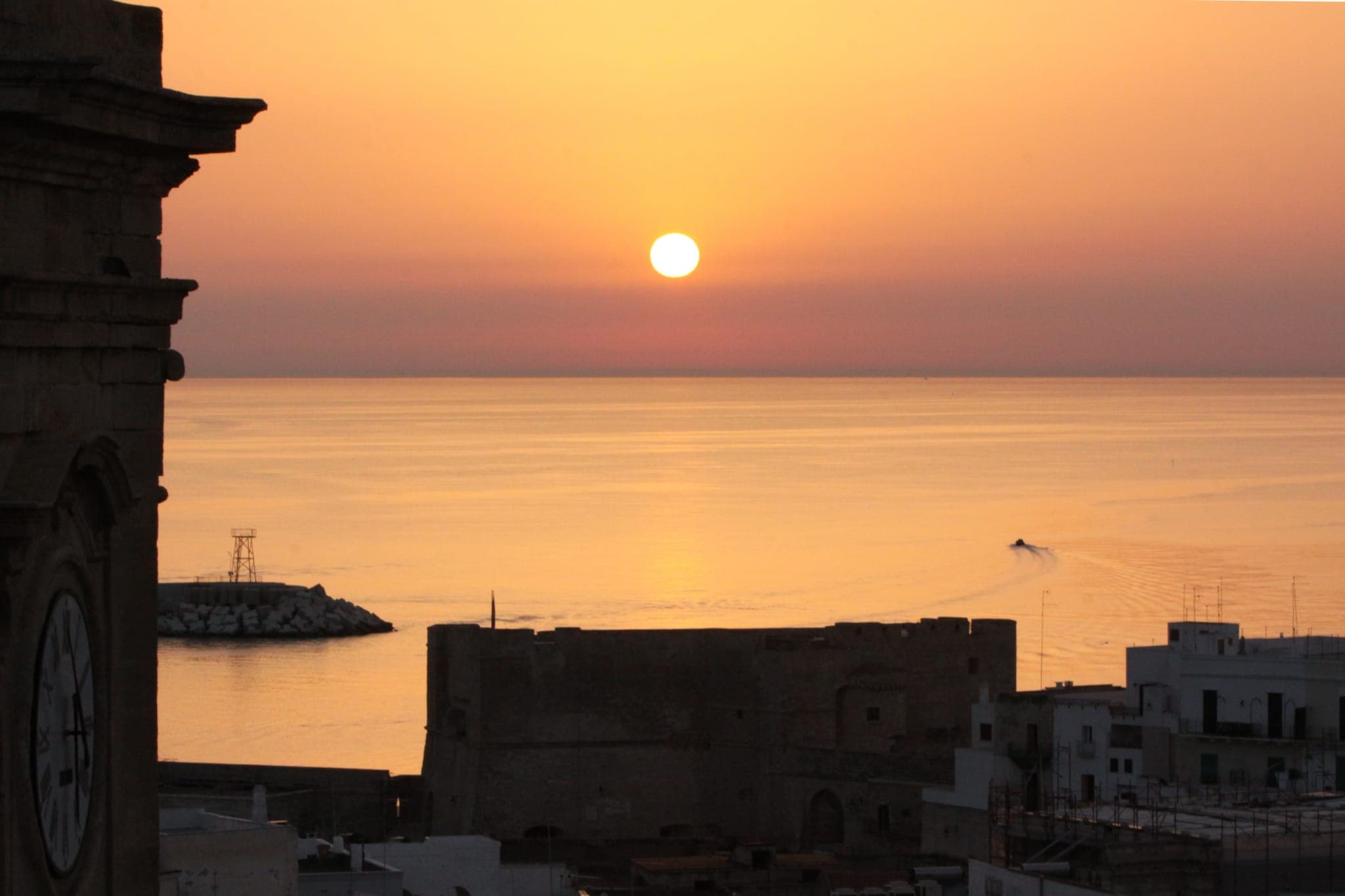 Tour in barca al tramonto lungo la costa adriatica