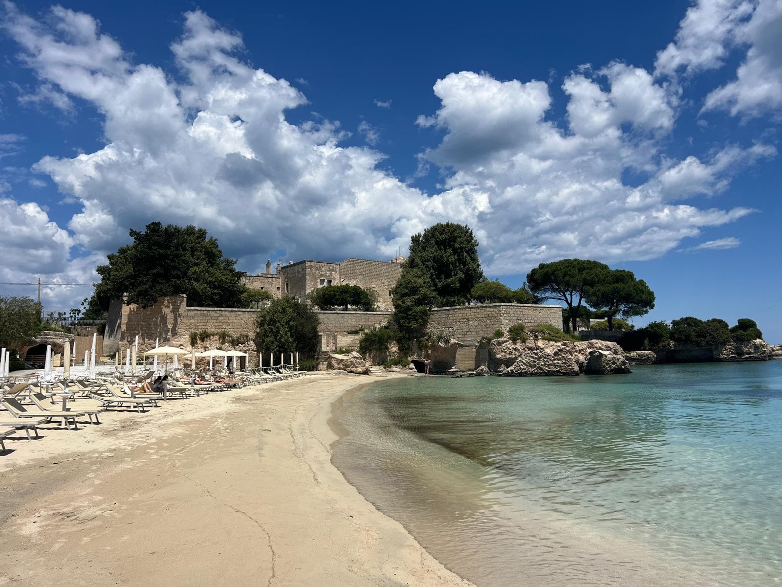 Spiaggia con lido e acqua trasparente